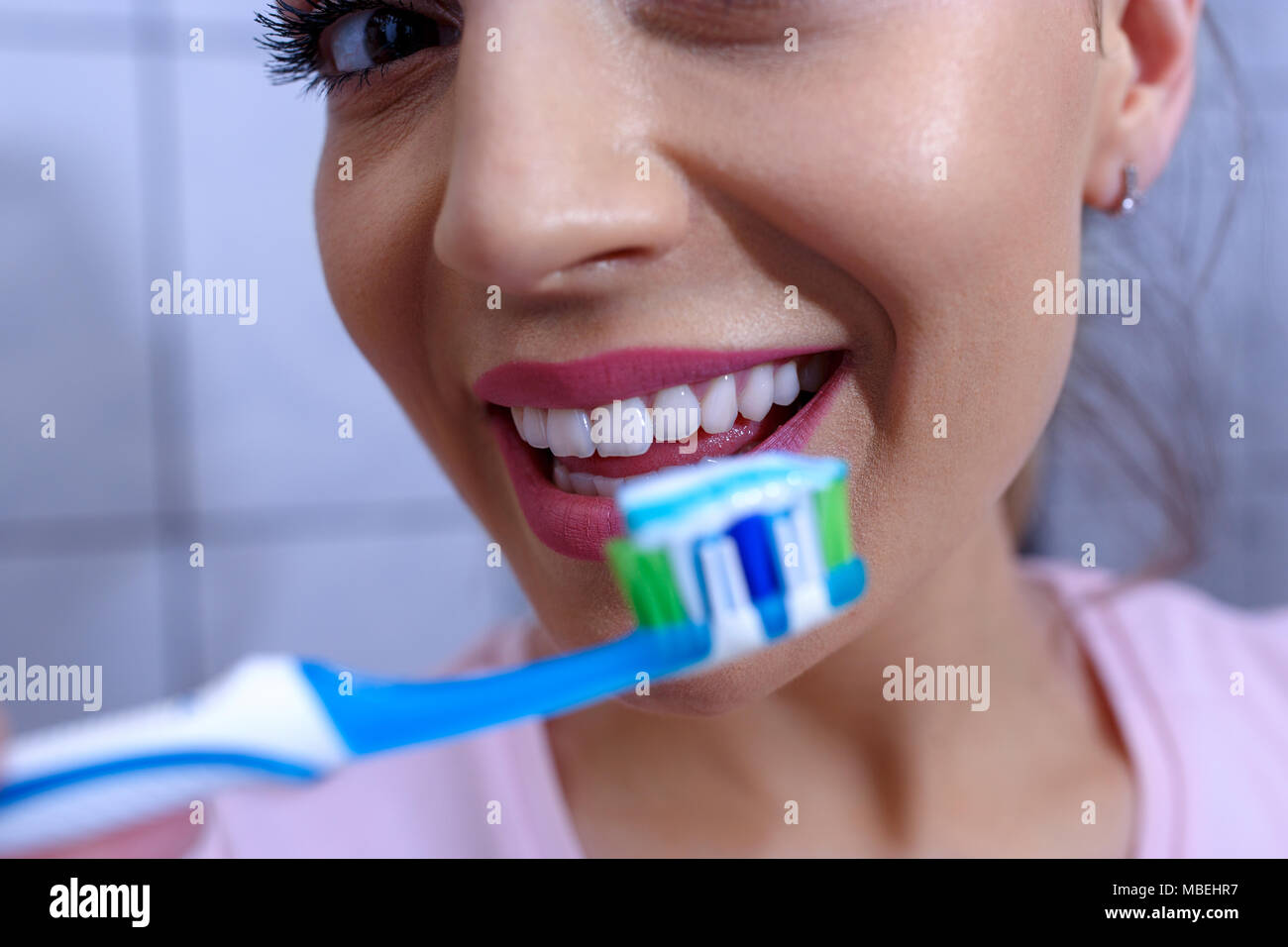 Sauber und weiße Zähne. Bereit für die Reinigung der Zähne, Zahnbürste und Zahnpasta Gesunde Zähne Nahaufnahme Stockfoto