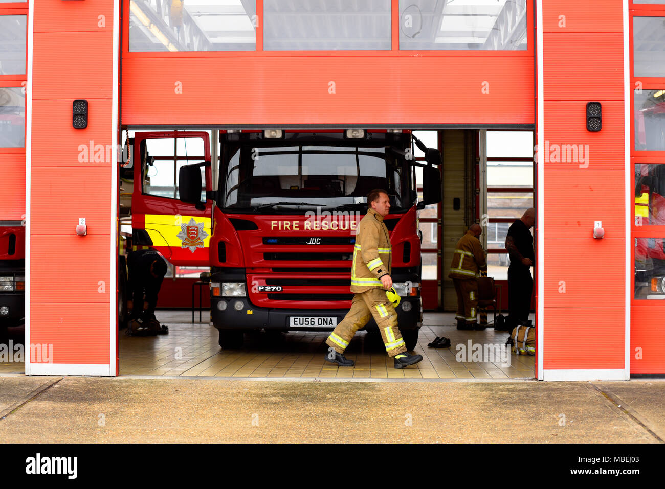 Southend Gemeinschaft Fire Station, Sutton Road. Essex County Fire & Rescue Service Fire Engine und Feuerwehrmann. Öffnen der Tür Stockfoto