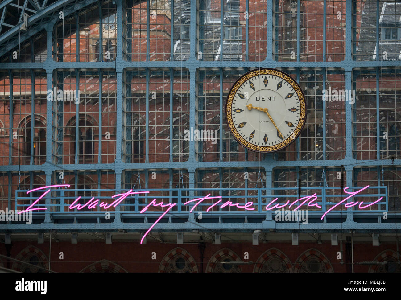 Internationalen Bahnhof St. Pancras, London, UK. 10. April 2018. Tracy Emin's "Ich will meine Zeit mit Ihnen" direkt unter dem St Pancras Clock hängt. Stockfoto