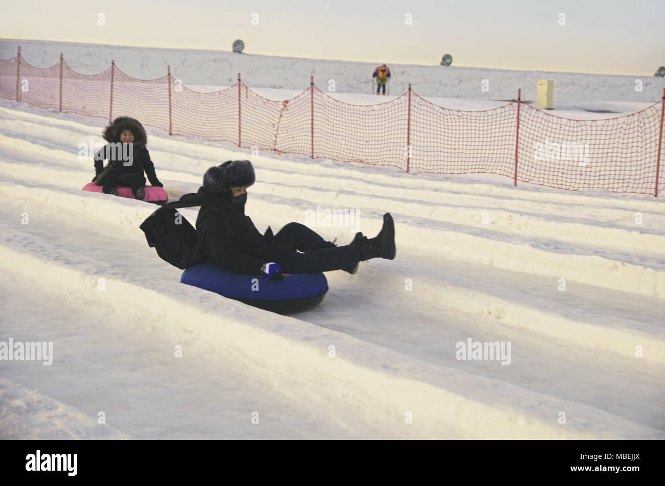 Touristen genießen den Schnee schieben in Sun Island Scenic Area, Harbin Stockfoto