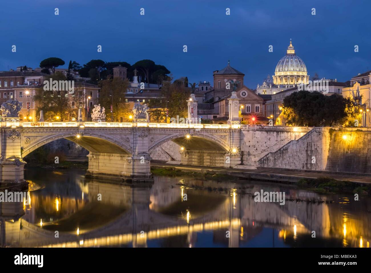 Kuppel der Basilika Sankt Peter vom Tiber am frühen Morgen über Von Ponte Vittorio Emanuele II. Stockfoto