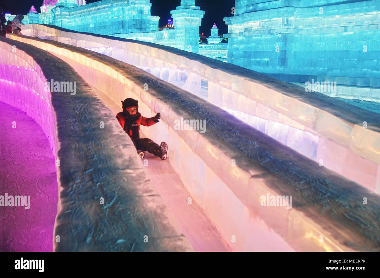Ein Kind genießt Eis Folie in Harbin Ice & Snow World Festival