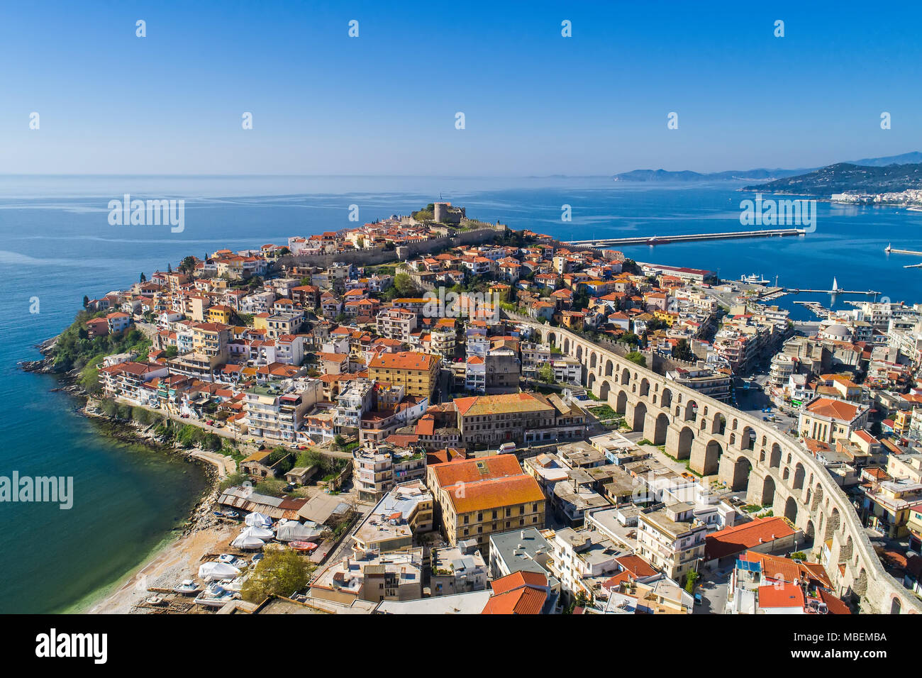 Luftaufnahme der Stadt Kavala im Norden der griechischen, der antiken Aquädukt Kamares, Wohnungen und mittelalterlichen Stadtmauer Stockfoto