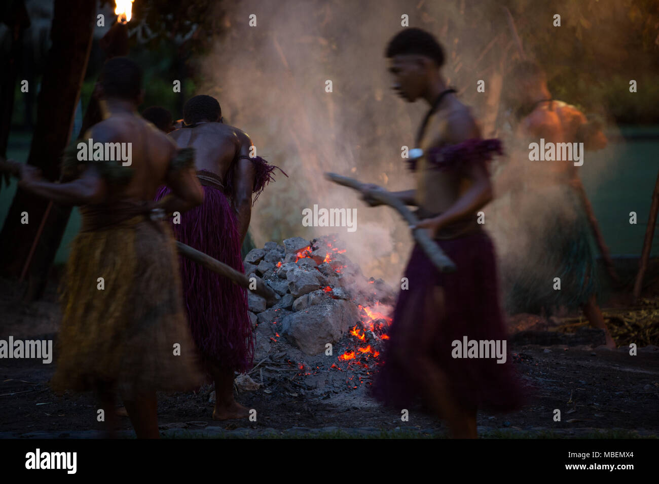 Fire walking Anzeige an ein Tourist Resort Hotel in Nadi, Fidschi, am 22. November 2017. Stockfoto