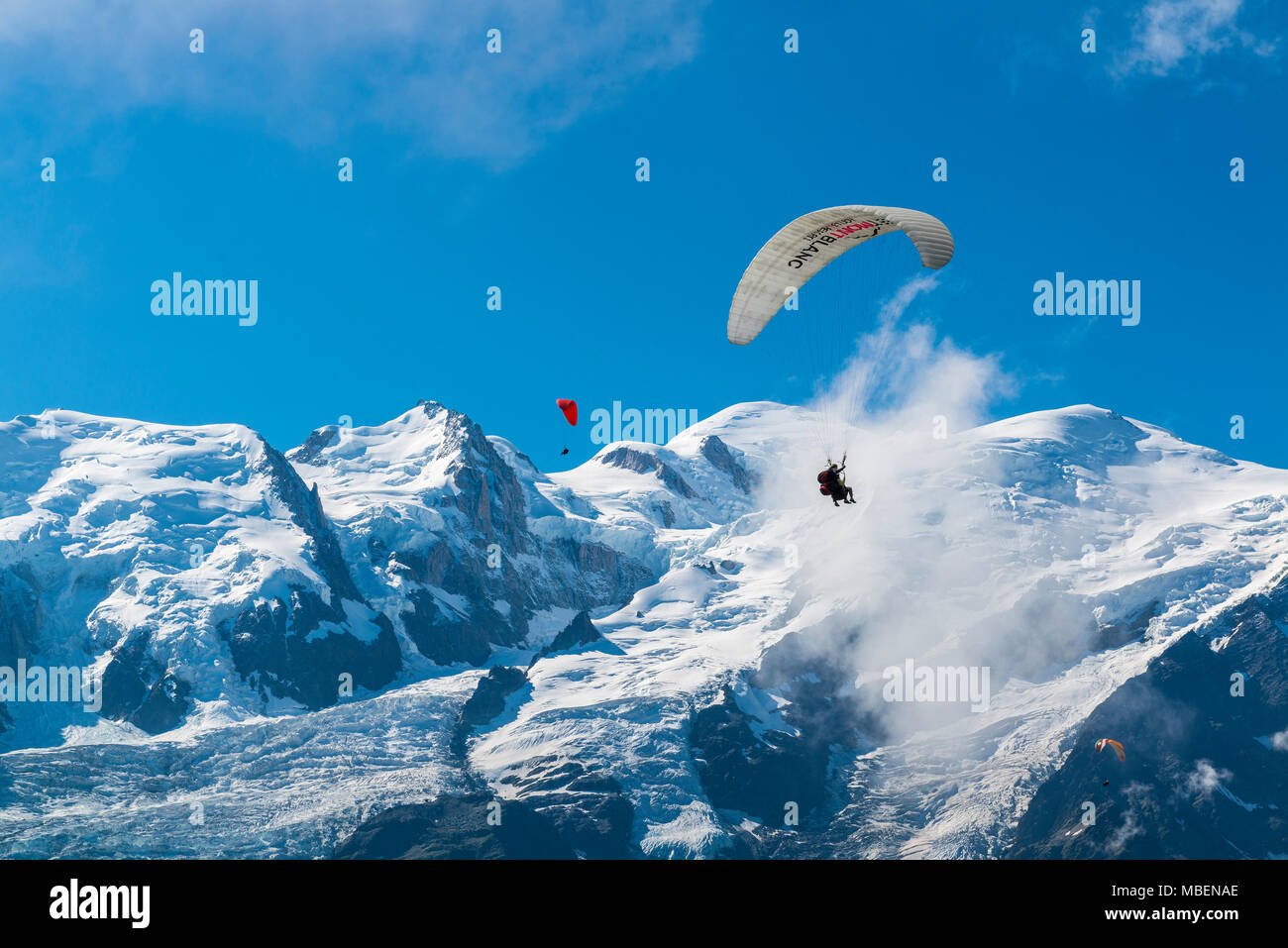 Chamonix-Mont-Blanc (Hochsavoyen, Französische Alpen, Frankreich): gleitschirme über das Mont Blanc Massiv zu fliegen. Stockfoto