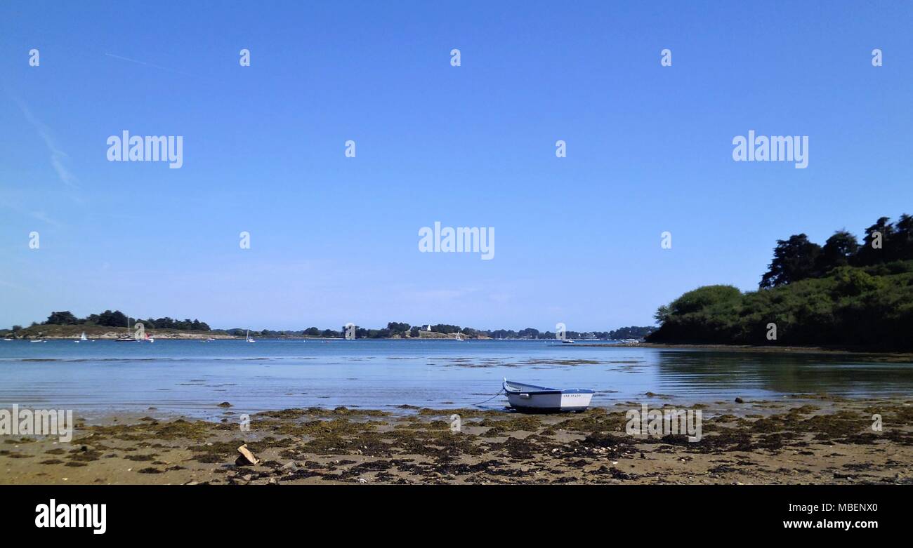 Boot auf einem Strand der Ile aux Moines im Golf von Morbihan, Bretagne, Frankreich gestrandet Stockfoto