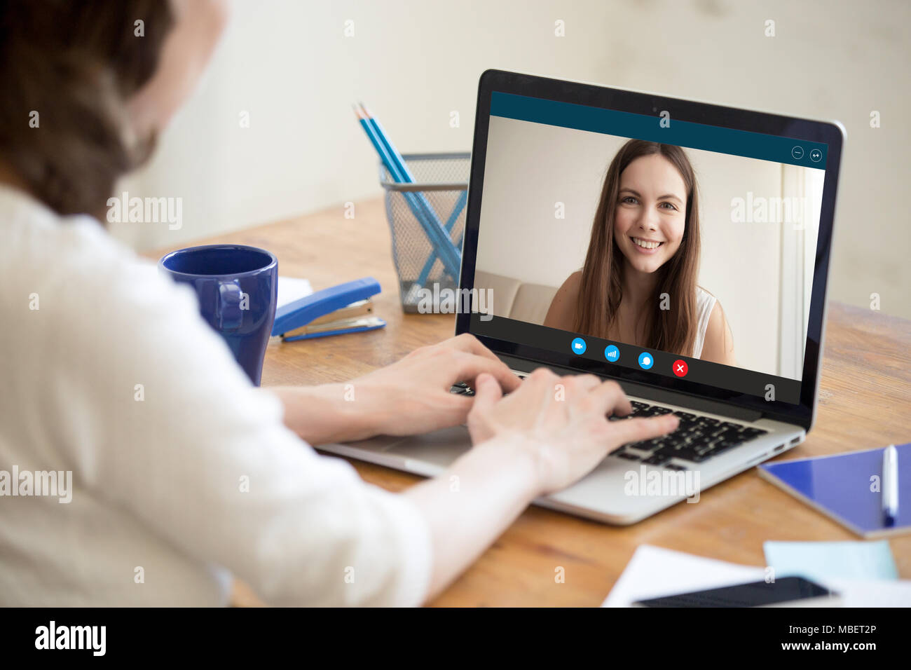 Business Lady am Schreibtisch interviewen Junge weibliche Bewerber. Arbeitgeber die Einstellung neuer Arbeitnehmer. HR mit lächelnden Kandidaten per Video conf Kommunikation Stockfoto