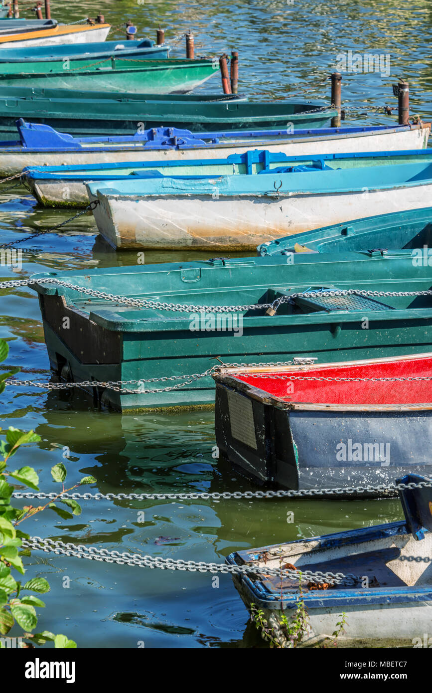 Reihe alter Jahrgang bunte Boote auf dem See von Enghien-les-Bains in der Nähe von Paris, Frankreich Stockfoto