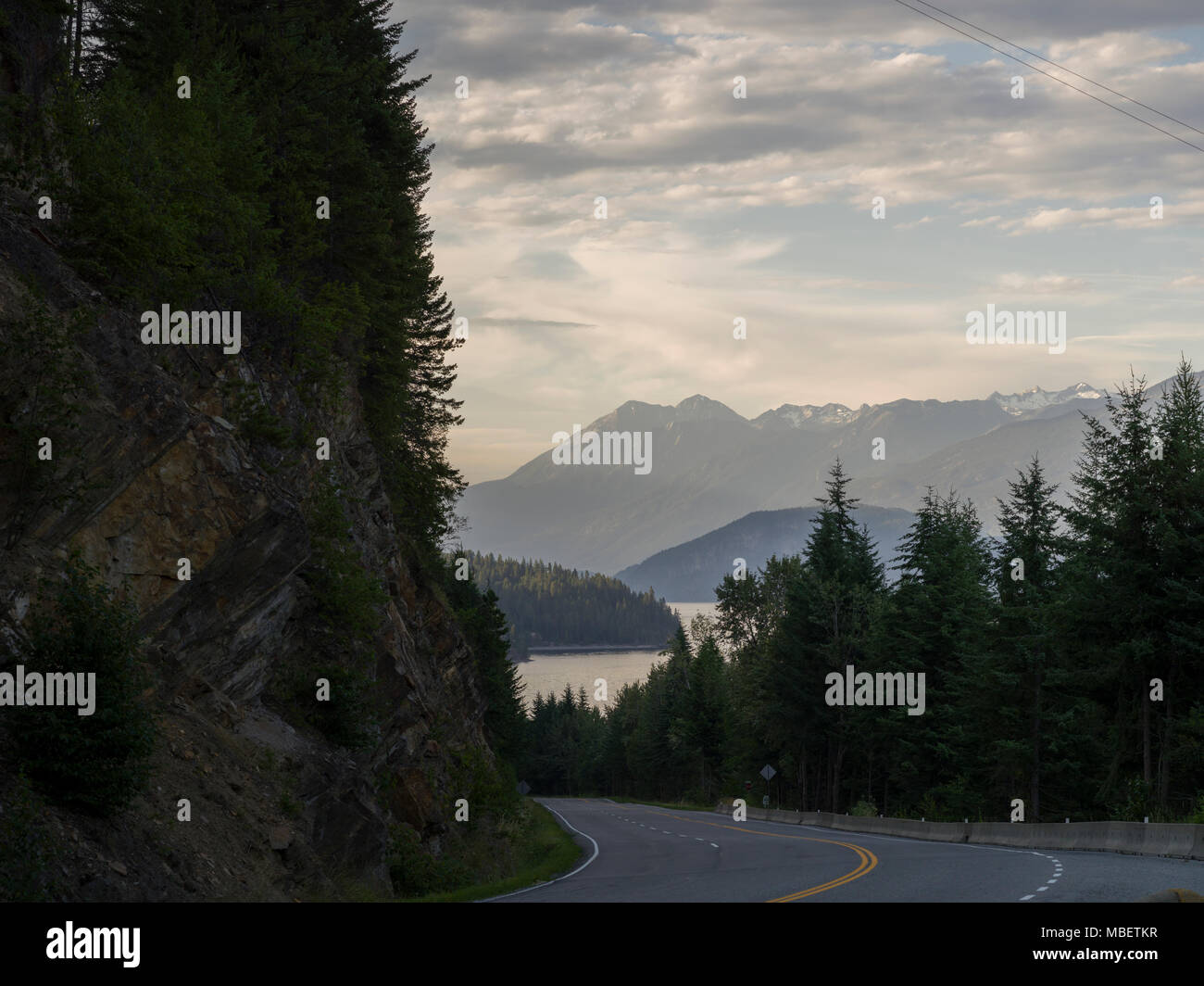 Kurvige Straße entlang Kooteney Sees, Kaslo, British Columbia, Kanada Stockfoto