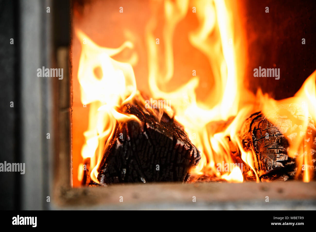 Rot-gelben Flammen im Ofen des alten Ofens Stockfoto