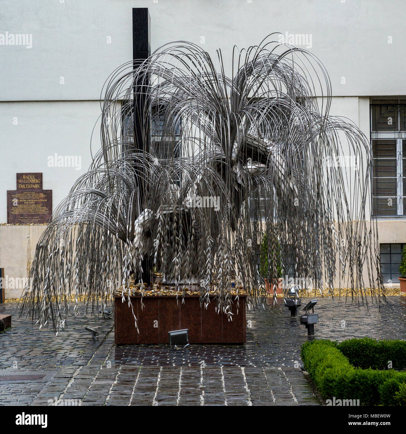 Skulptur von Weeping Willow Tree in Raoul Wallenberg Holocaust Memorial Park am Großen Synagoge, Dohany Straße, Budapest, Ungarn Stockfoto
