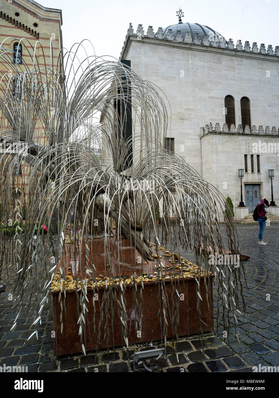 Skulptur von Weeping Willow Tree in Raoul Wallenberg Holocaust Memorial Park am Großen Synagoge, Dohany Straße, Budapest, Ungarn Stockfoto