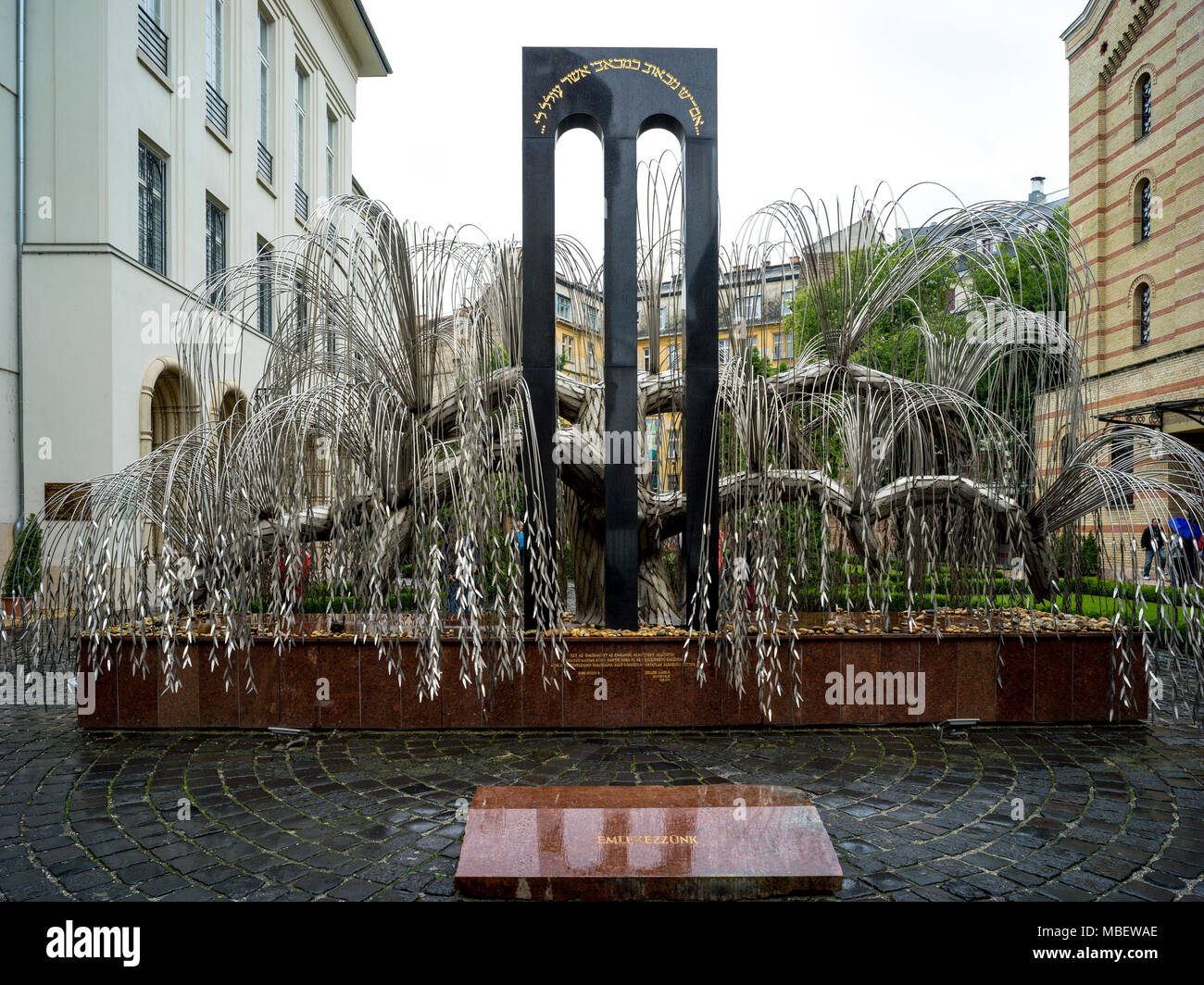 Skulptur von Weeping Willow Tree in Raoul Wallenberg Holocaust Memorial Park am Großen Synagoge, Dohany Straße, Budapest, Ungarn Stockfoto