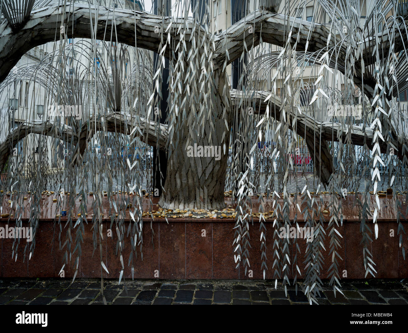 Skulptur von Weeping Willow Tree in Raoul Wallenberg Holocaust Memorial Park am Großen Synagoge, Dohany Straße, Budapest, Ungarn Stockfoto