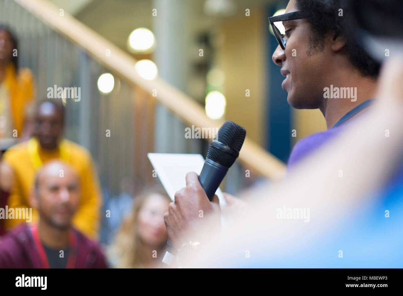 Geschäftsmann Lautsprecher mit Mikrofon und digitale Tablet sprechen bei der Konferenz Stockfoto