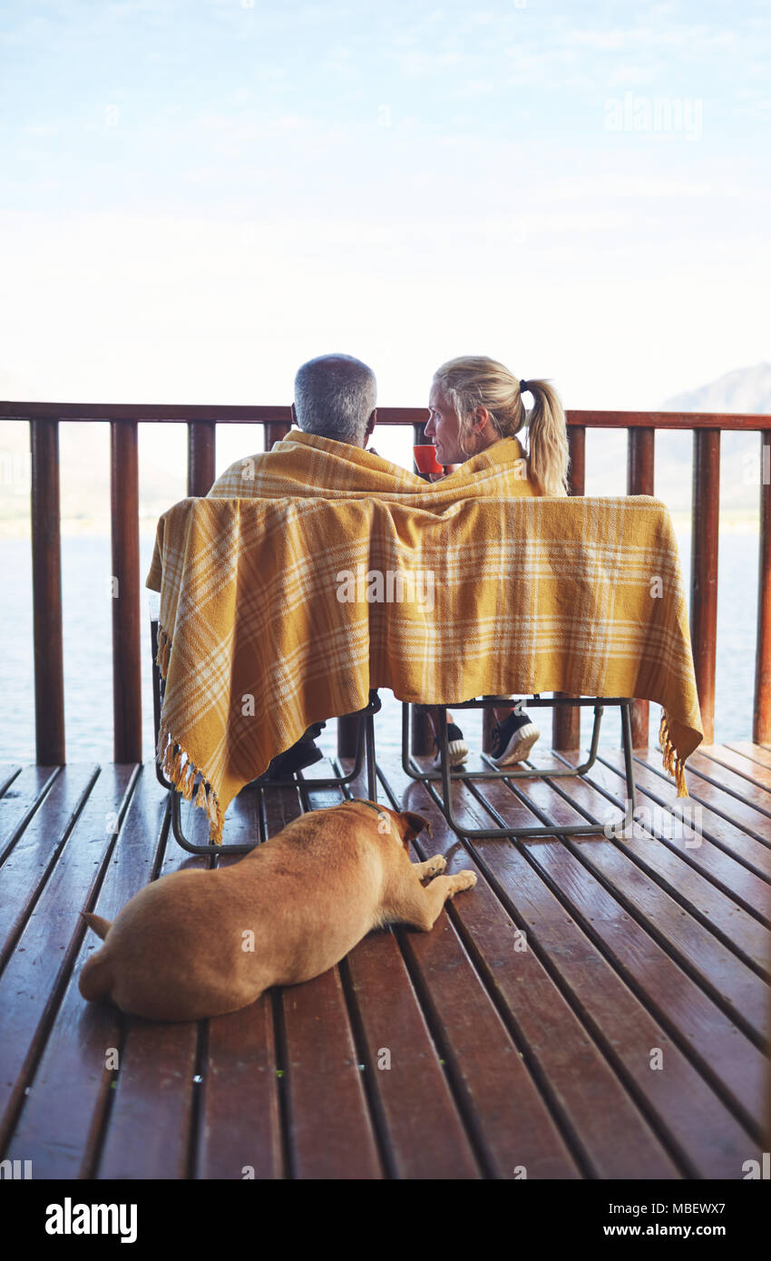 Gemütliche Paar und Hund auf dem Balkon Stockfoto