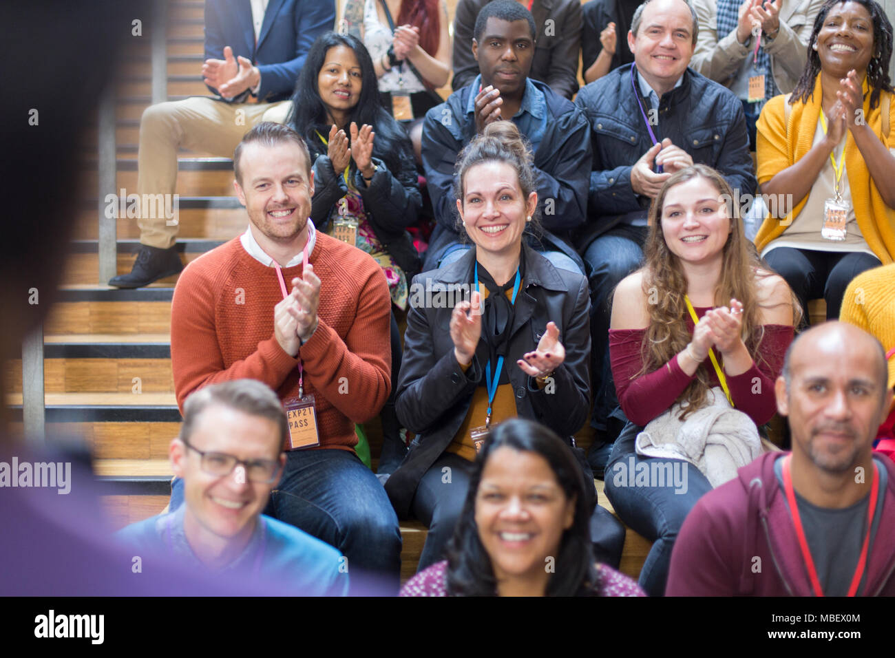 Lächelndes Publikum klatschte für Redner auf der Konferenz Stockfoto