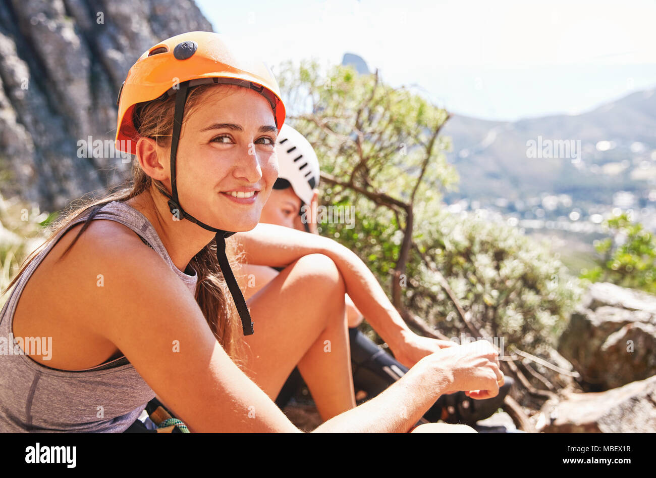 Porträt Lächeln, selbstbewussten weiblichen Kletterer Stockfoto