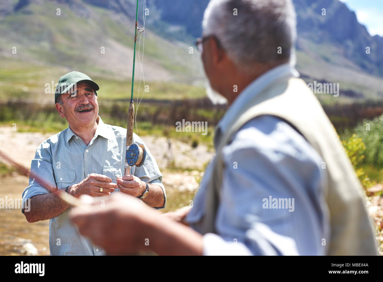 Lächelnd Active Senior Männer angeln Stockfoto