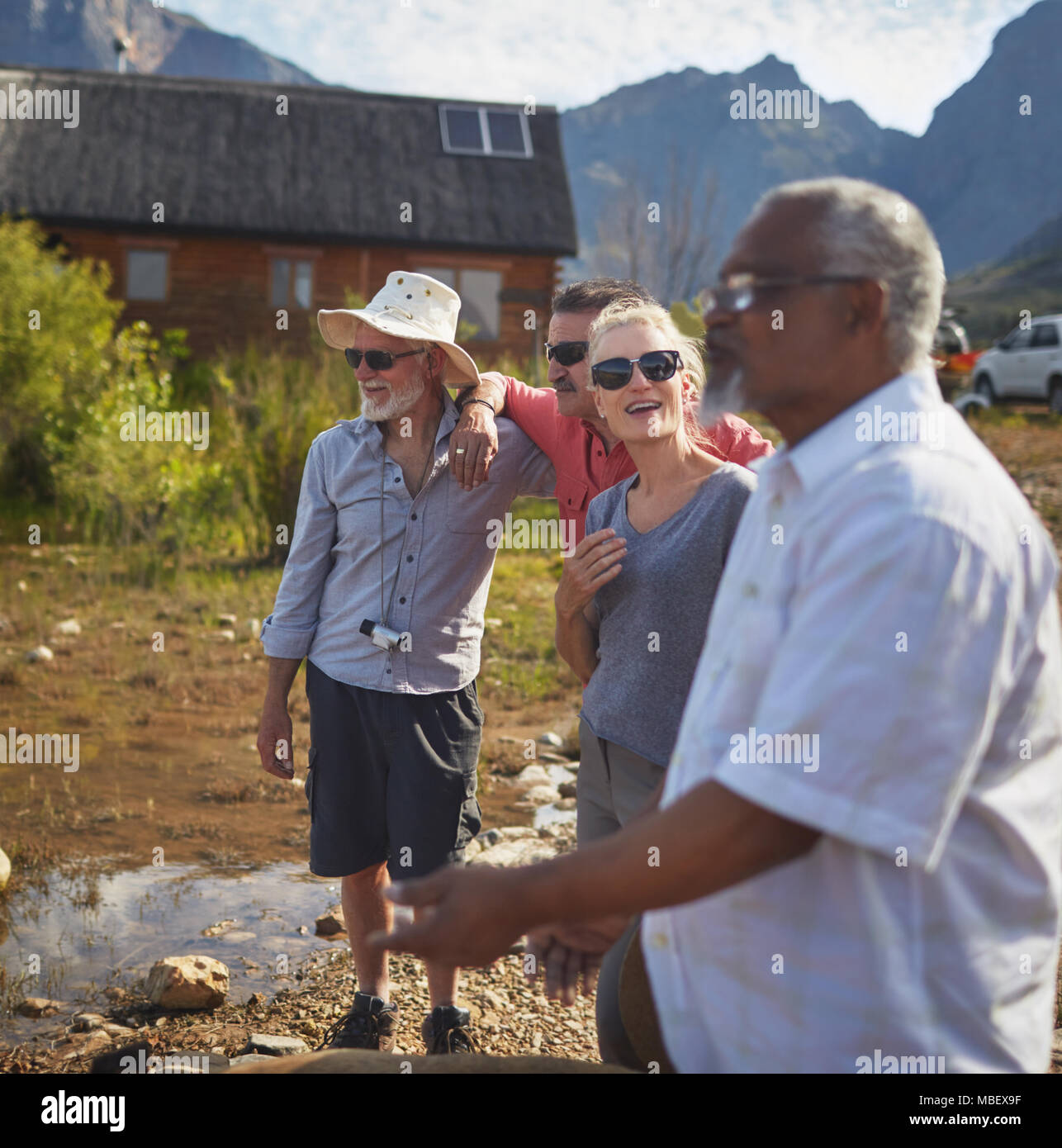 Active Senior Freunde reden außerhalb Sommer Kabine Stockfoto