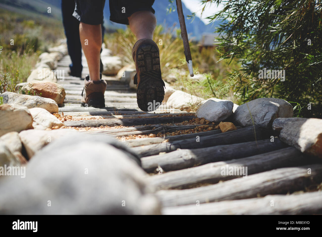 Füße der männlichen Wanderer entlang wandern Wanderweg anmelden Stockfoto