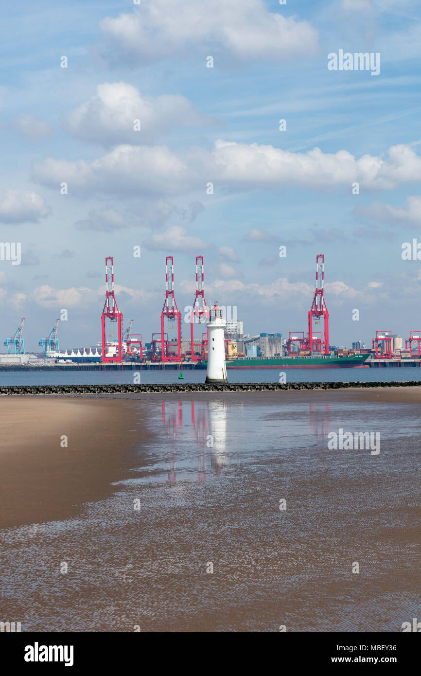 Der Leuchtturm und den Fluss Mersey in New Brighton, auf dem Wirral Peninsula. England Stockfoto