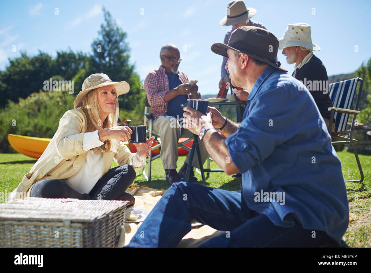 Active Senior Freunde genießen Sie sonnige Sommer Picknick Stockfoto