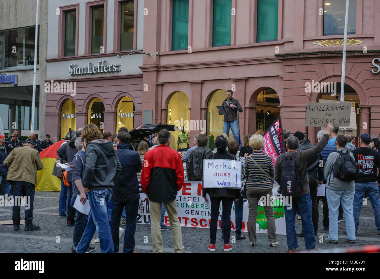 Mainz, Deutschland. 09 Apr, 2018. Die rechten Demonstranten zu einem Sprecher zuhören. Rund 50 Rechtsextreme Demonstranten sammelten sich in der Innenstadt von Mainz, gegen die deutsche Regierung zu protestieren, für die Schließung der Grenzen und gegen Flüchtlinge unter dem Motto 'MErkel hat zu gehen'. Sie wurden von rund 400 Zähler Gehechelt-Demonstranten. Quelle: Michael Debets/Pacific Press/Alamy leben Nachrichten Stockfoto