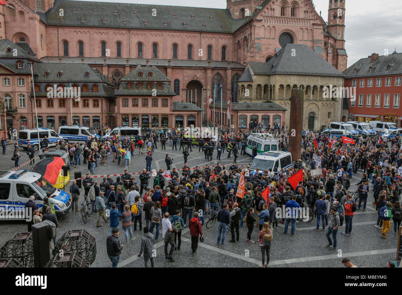 Mainz, Deutschland. 09 Apr, 2018. Die Demonstranten haben die Rechtsextremen Protest umgeben. Rund 50 Rechtsextreme Demonstranten sammelten sich in der Innenstadt von Mainz, gegen die deutsche Regierung zu protestieren, für die Schließung der Grenzen und gegen Flüchtlinge unter dem Motto 'MErkel hat zu gehen'. Sie wurden von rund 400 Zähler Gehechelt-Demonstranten. Quelle: Michael Debets/Pacific Press/Alamy leben Nachrichten Stockfoto