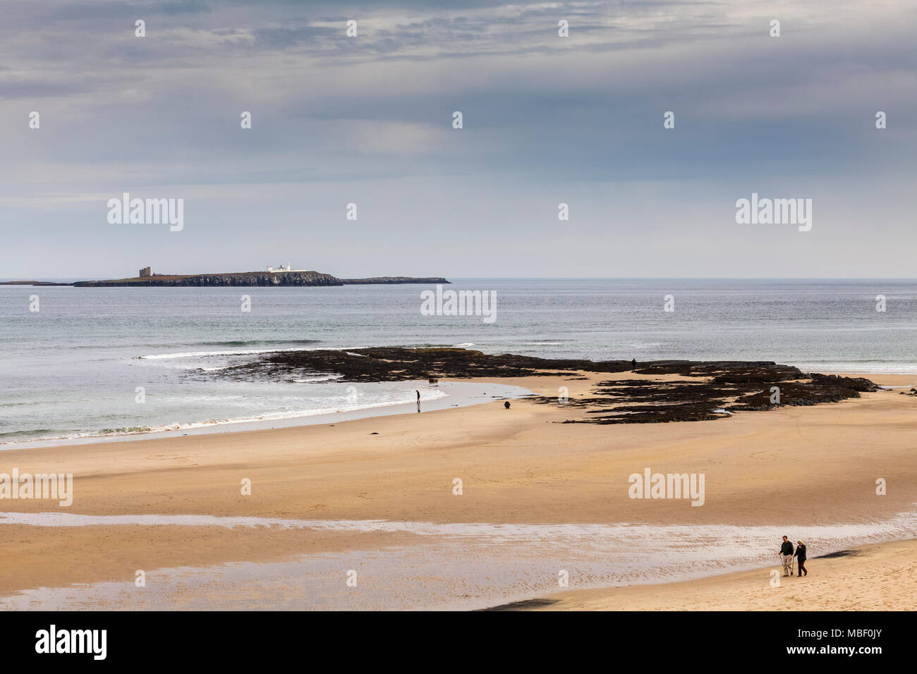 Bamburgh Beach mit der Farne Islands im Hintergrund. Stockfoto