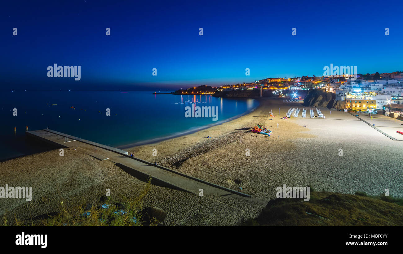 Panoramablick nahe Aussicht im Sommer am Strand von Albufeira in Portugal Stockfoto