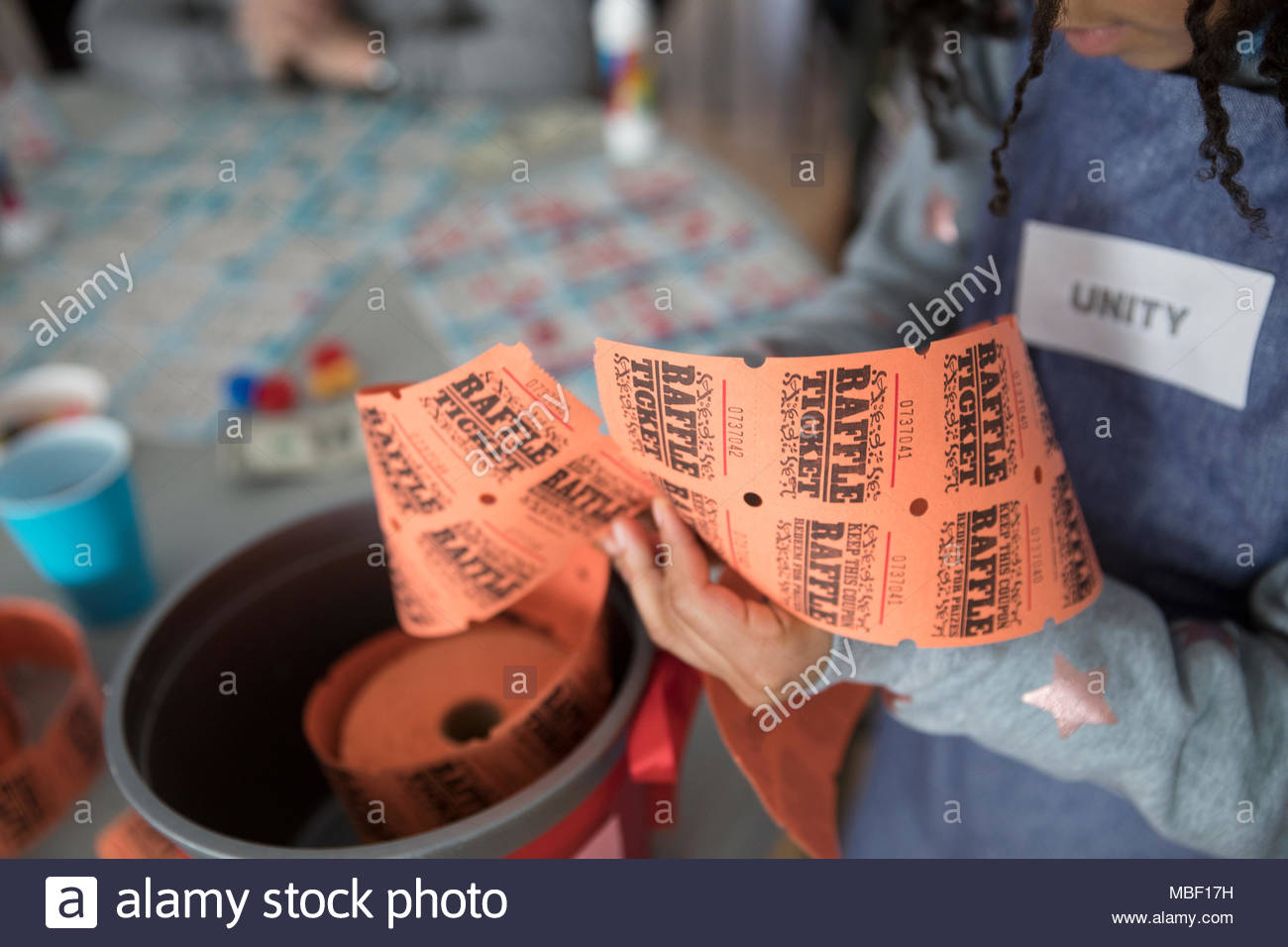 Mädchen verkauf Geldbeschaffung raffle Tickets Stockfoto