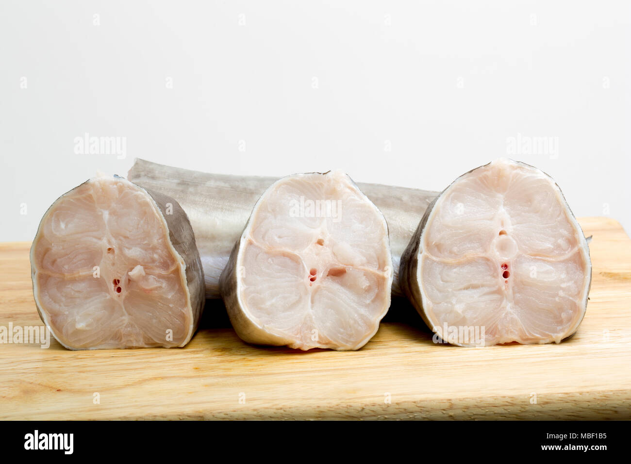 Steaks und Heck von einem Europäischen conger Aal gefangen von Chesil Beach Dorset UK. Steaks vom Heck eines Conger enthalten viele kleine Stockfoto