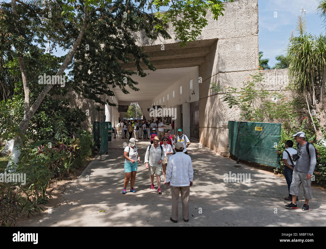 Blick auf eine Gruppe von nicht identifizierten Touristen im Eingangsbereich von Chichen Itza, Yucatan, Mexiko Stockfoto