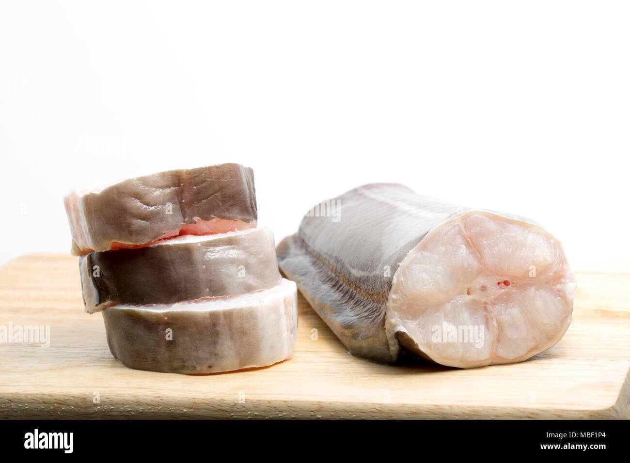 Steaks und Heck von einem Europäischen conger Aal gefangen von Chesil Beach Dorset UK. Steaks vom Heck eines Conger enthalten viele kleine Stockfoto