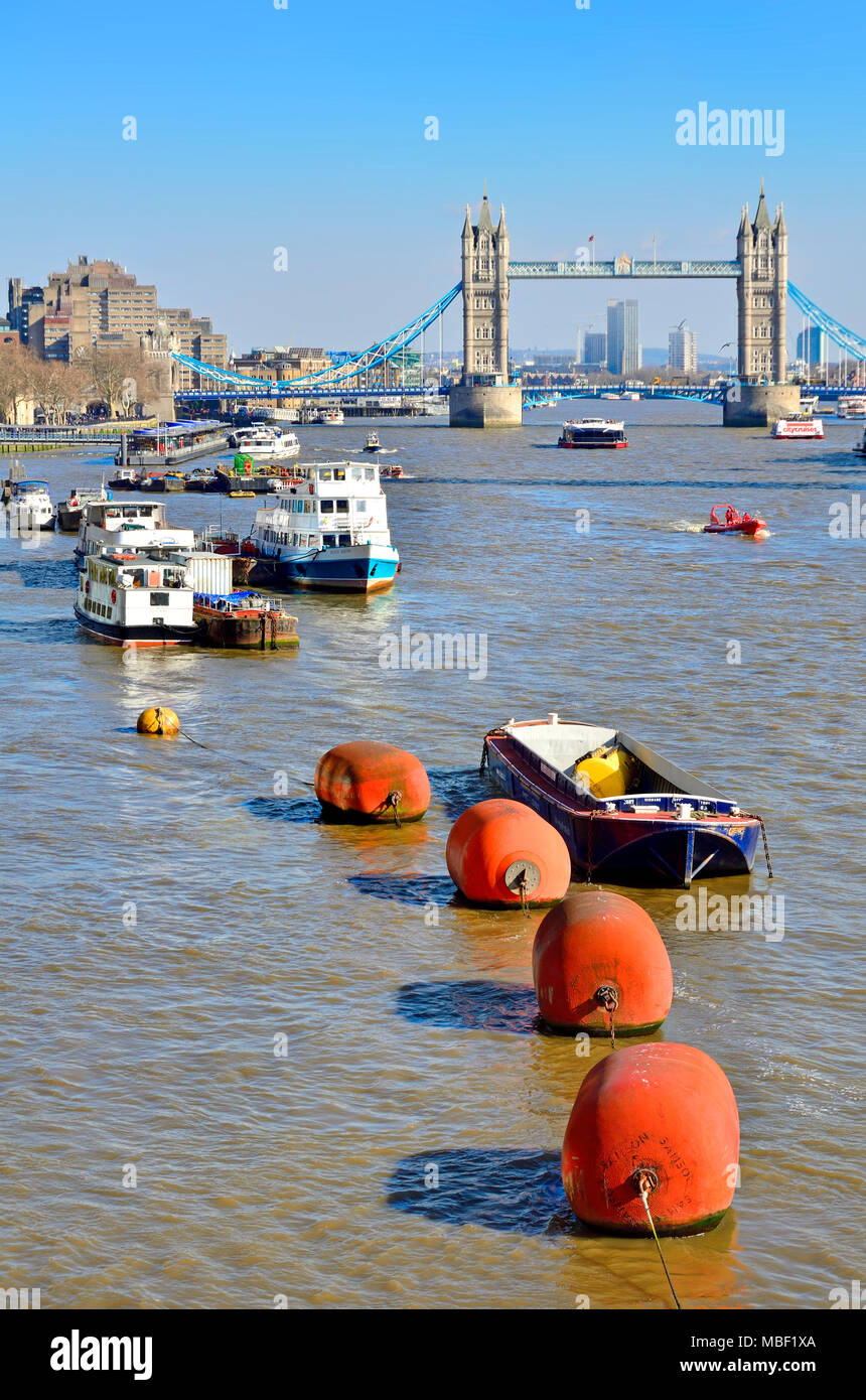 London, England, UK. Boote und große Bojen auf dem Rover Themse, die Tower Bridge im Hintergrund Stockfoto