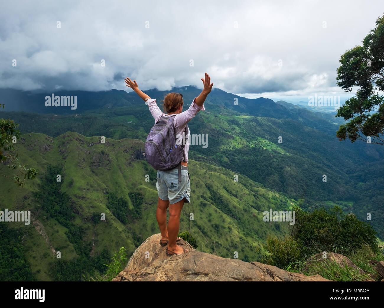 Junge kaukasier Frau Wanderer mit Rucksack auf den Berg und genießen Blick auf das Tal in Ella peak Stockfoto