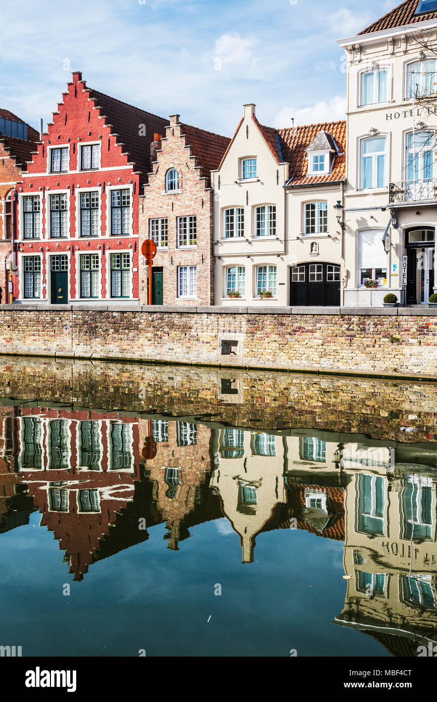 Ausblick auf den Kanal und die historischen Patrizierhäusern entlang der Langerei in Brügge (Brugge), Belgien. Stockfoto