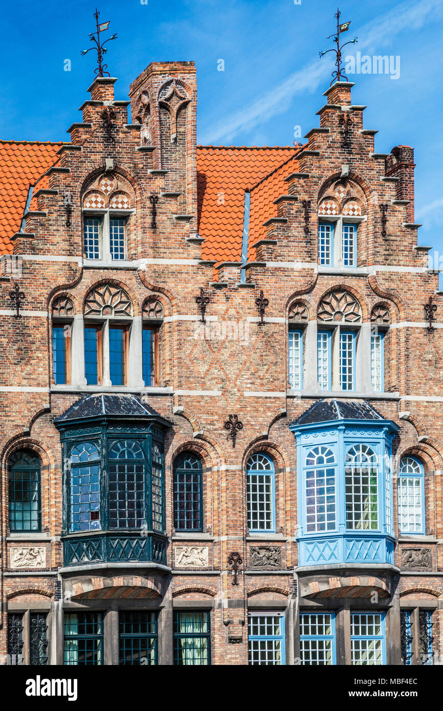 Die Fassade eines mittelalterlichen Kaufmannshaus entlang der Langerei in Brügge (Brugge), Belgien. Stockfoto