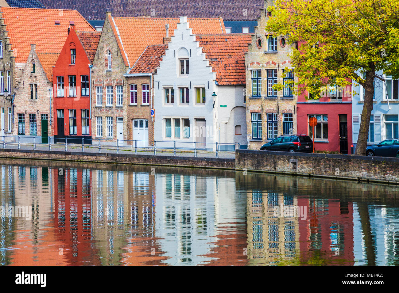 Ausblick auf den Kanal und die historischen Patrizierhäusern entlang der Langerei in Brügge (Brugge), Belgien. Stockfoto
