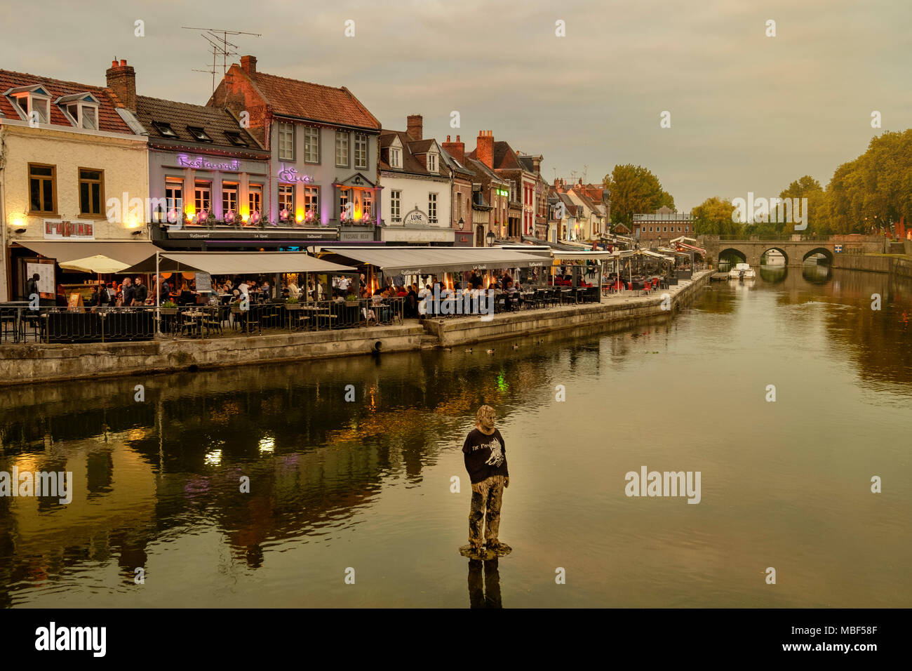St Leu Bezirk Amiens Kanalseite Restaurants am Abend und Statue L'Homme sur sa Bouee, Mann auf der Boje von Stephan Balkenhol Stockfoto