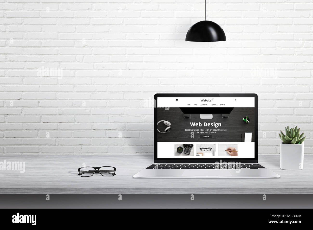 Laptop mit modernen Website Präsentation. Freier Platz für Text neben auf weißer Wand. Stockfoto