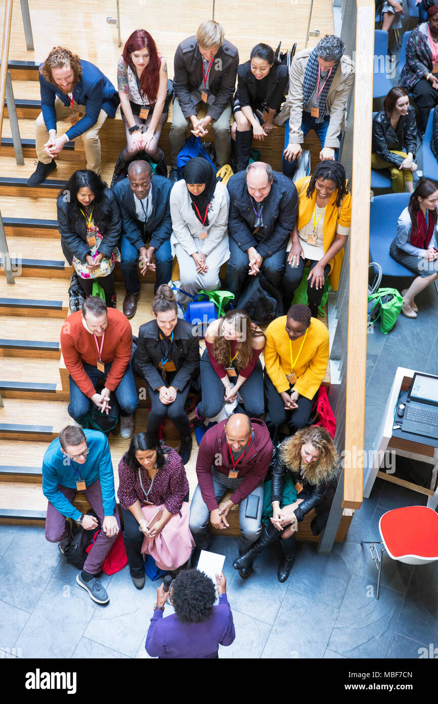Ansicht von oben Konferenz Publikum vor, Lautsprecher Stockfoto