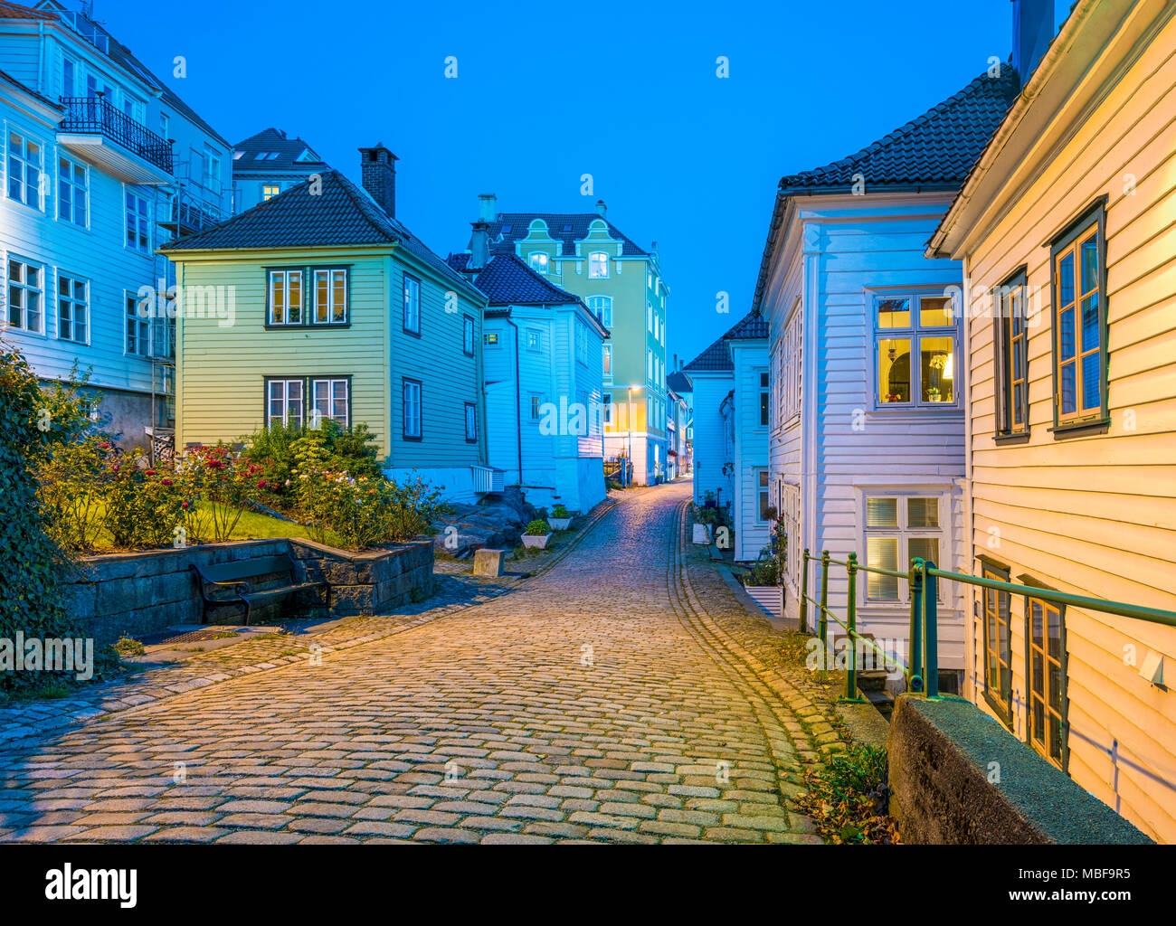 Bergen, Norwegen, Altstadt Straße mit Kopfsteinpflaster und Holzhäuser in der Nacht Stockfoto