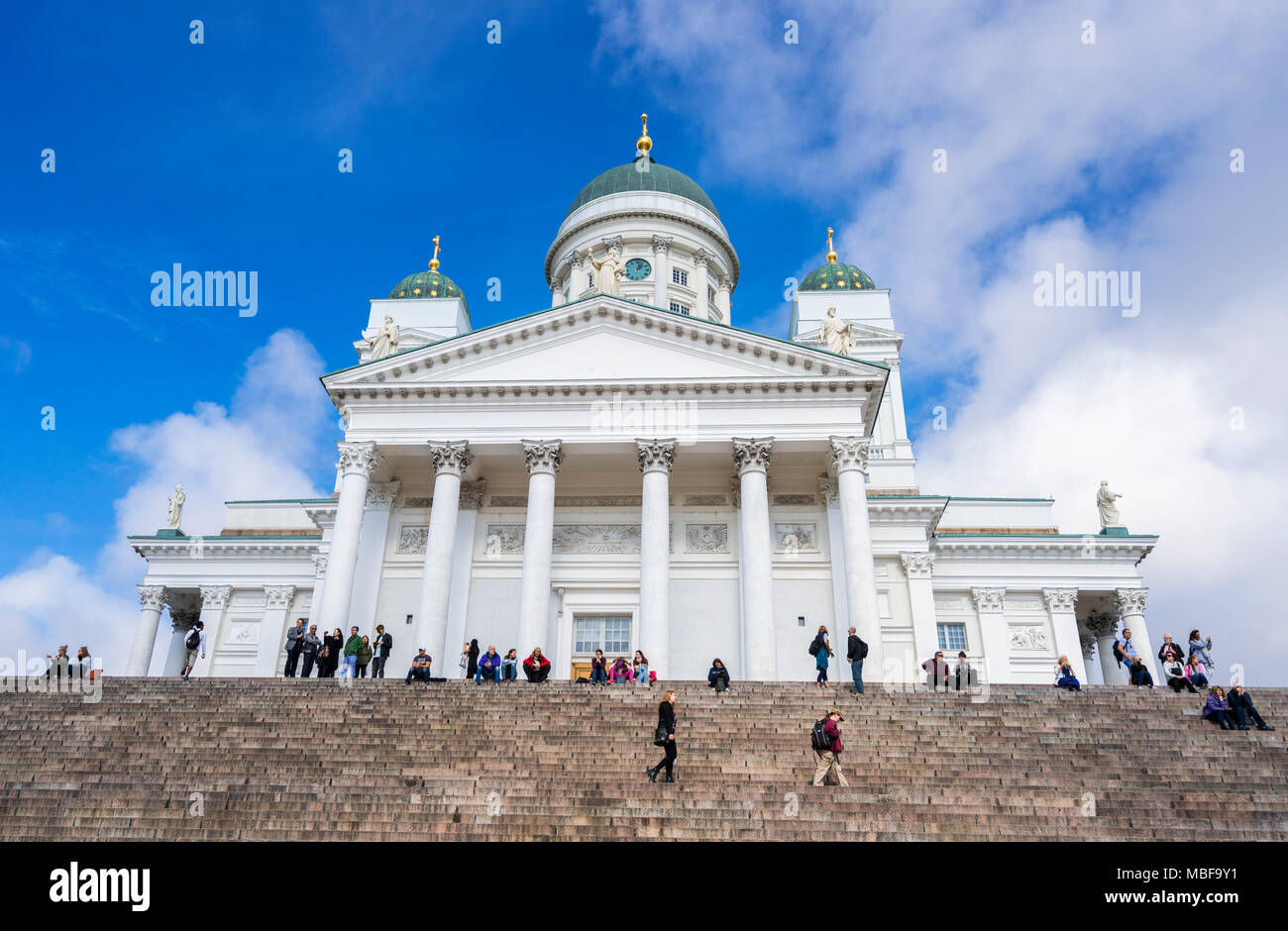 Touristen auf den Stufen der Kathedrale von Helsinki, Helsinki, Finnland, Europa Stockfoto
