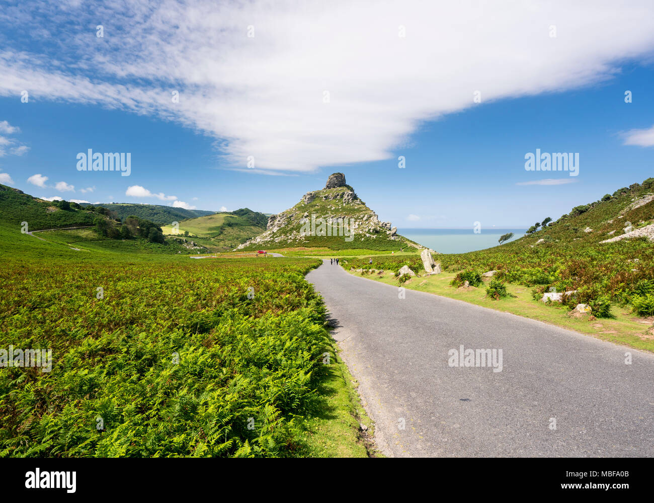 Straße durch die Landschaft des Nationalparks Exmoor, Devon, England, Großbritannien Stockfoto