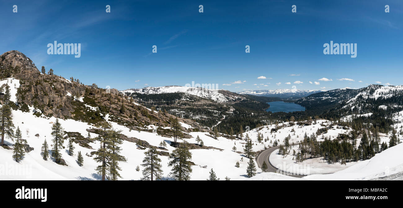 Truckee See in die schneebedeckten Berge der Sierra Nevada, Kalifornien, USA Stockfoto