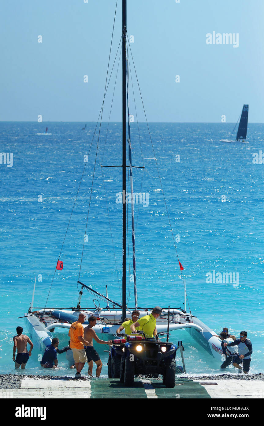 Einführung eines Diam 24 Trimaran während der Tour in Nizza Baie des Anges de France à la voile. Stockfoto