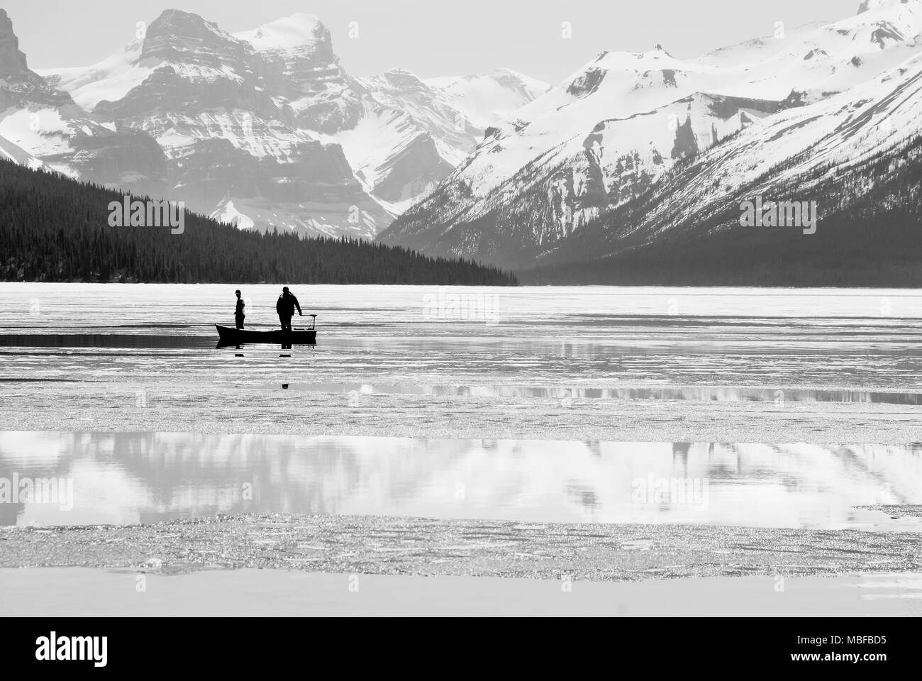 Männer angeln in Alberta Rockies Stockfoto