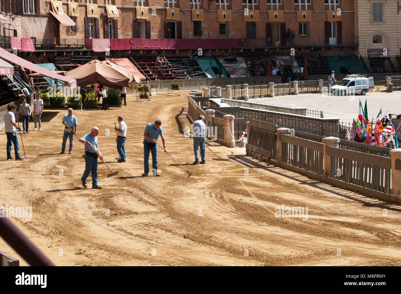 Palio di Siena Pferderennen. Übersicht Vorbereitung der Rennstrecke durch Abdecken mit einer dicken Schicht aus Sand. Stockfoto